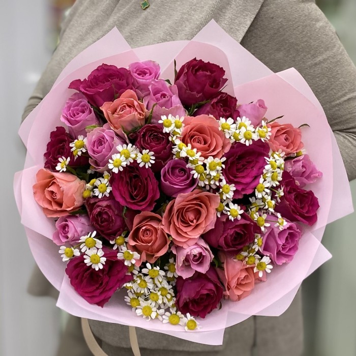 Букет из 29 роз с танацетумом