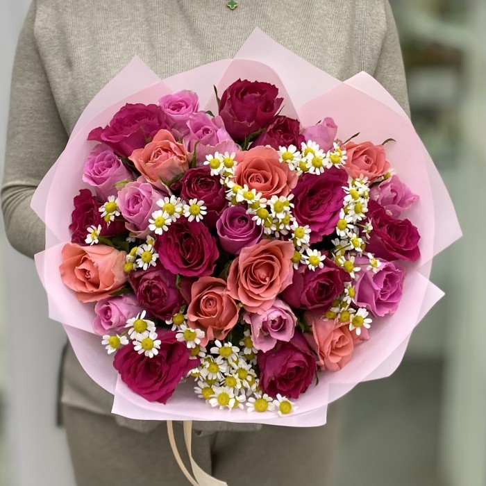 Букет из 29 роз с танацетумом