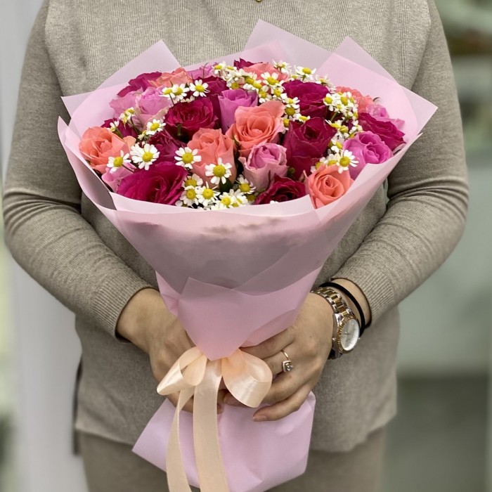 Букет из 29 роз с танацетумом