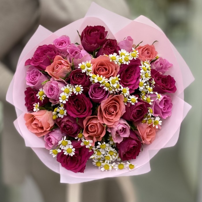 Букет из 29 роз с танацетумом