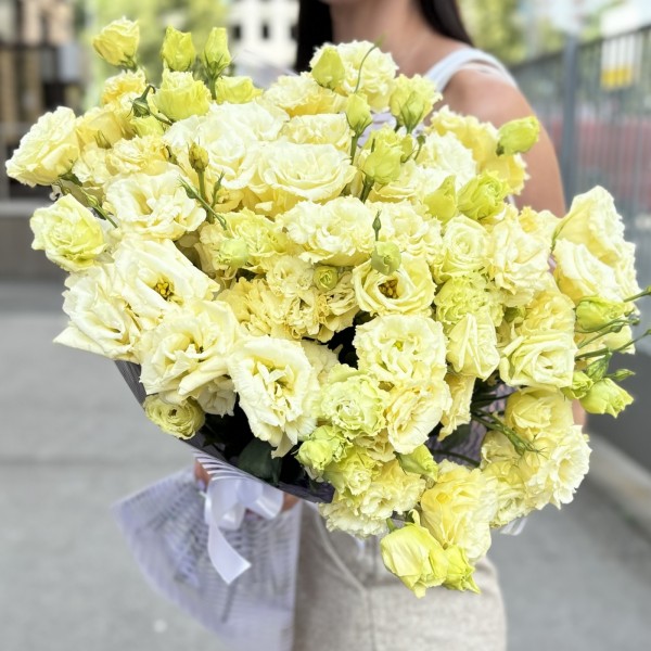 Букет из 35 махровых кремовых эустом