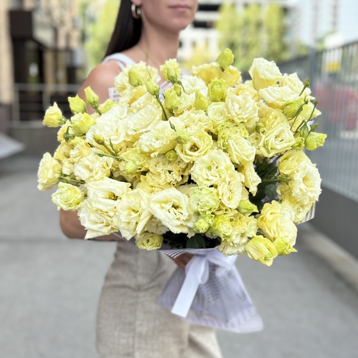 Букет из 35 махровых кремовых эустом