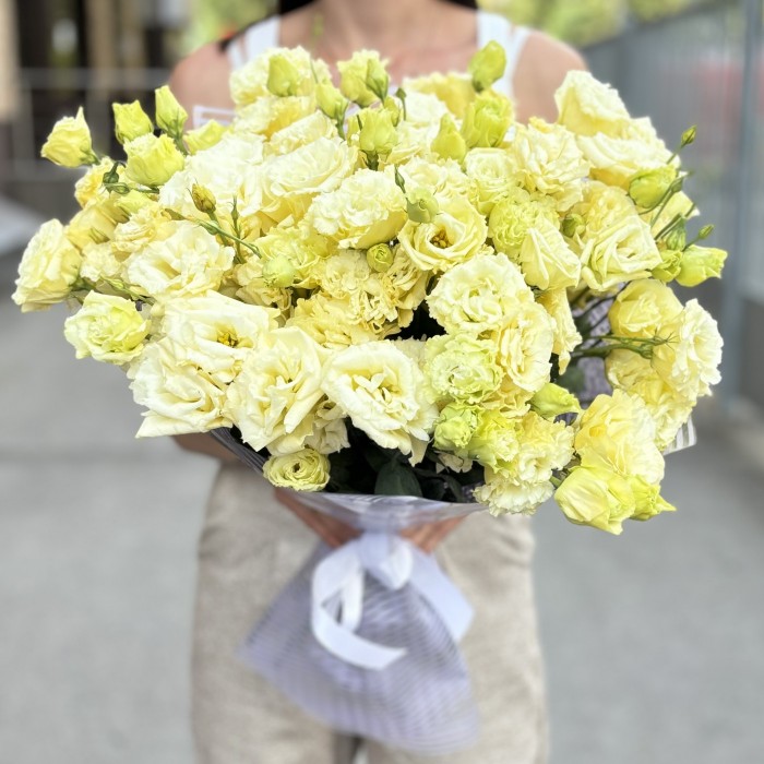 Букет из 35 махровых кремовых эустом