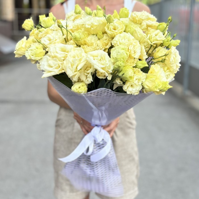 Букет из 35 махровых кремовых эустом