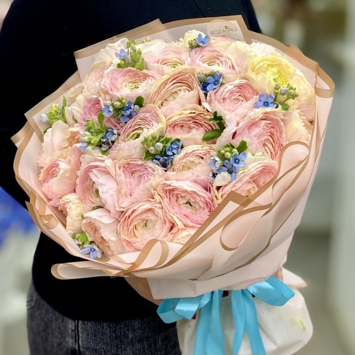 Букет из 35 ранункулюсов