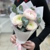 Букет из 3 Ранункулюсов Ханой с эвкалиптом