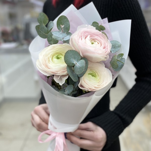 Букет из 3 Ранункулюсов Ханой с эвкалиптом