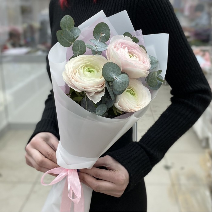 Букет из 3 Ранункулюсов Ханой с эвкалиптом