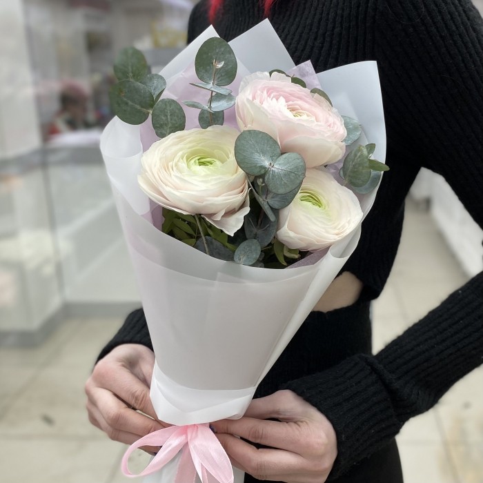 Букет из 3 Ранункулюсов Ханой с эвкалиптом