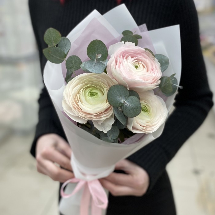 Букет из 3 Ранункулюсов Ханой с эвкалиптом