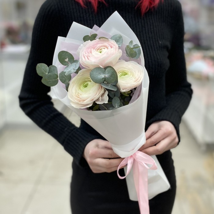 Букет из 3 Ранункулюсов Ханой с эвкалиптом