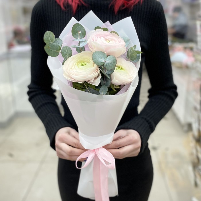 Букет из 3 Ранункулюсов Ханой с эвкалиптом