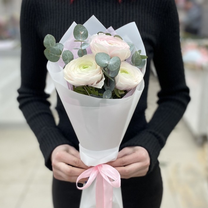 Букет из 3 Ранункулюсов Ханой с эвкалиптом