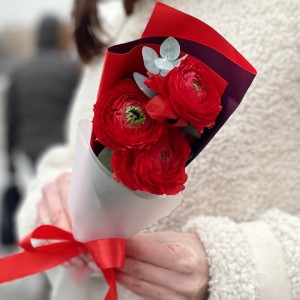 3 красных ранункулюса с эвкалиптом