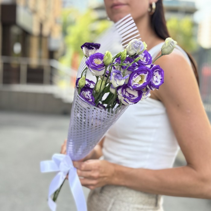 Букет из 3 бело-фиолетовых эустом