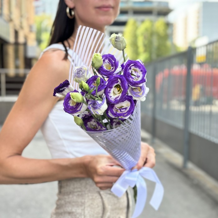 Букет из 3 бело-фиолетовых эустом