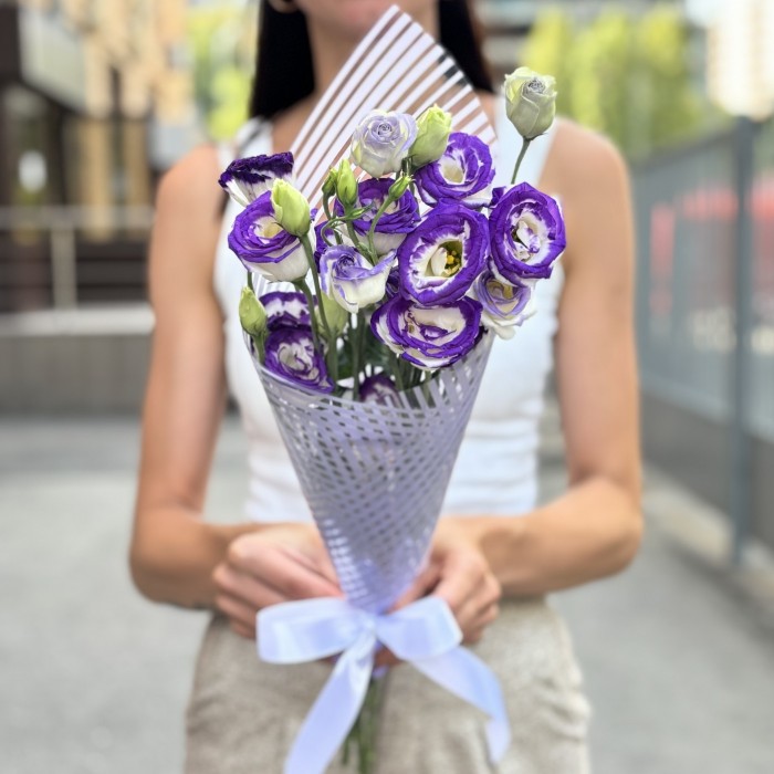 Букет из 3 бело-фиолетовых эустом