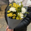 Букет из 3 белых гвоздик с хризантемами сантини