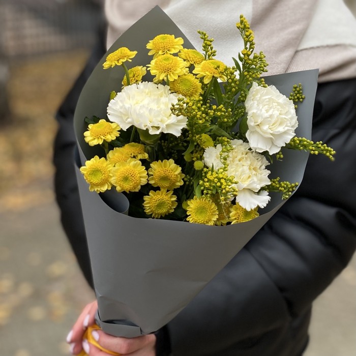 Букет из 3 белых гвоздик с хризантемами сантини