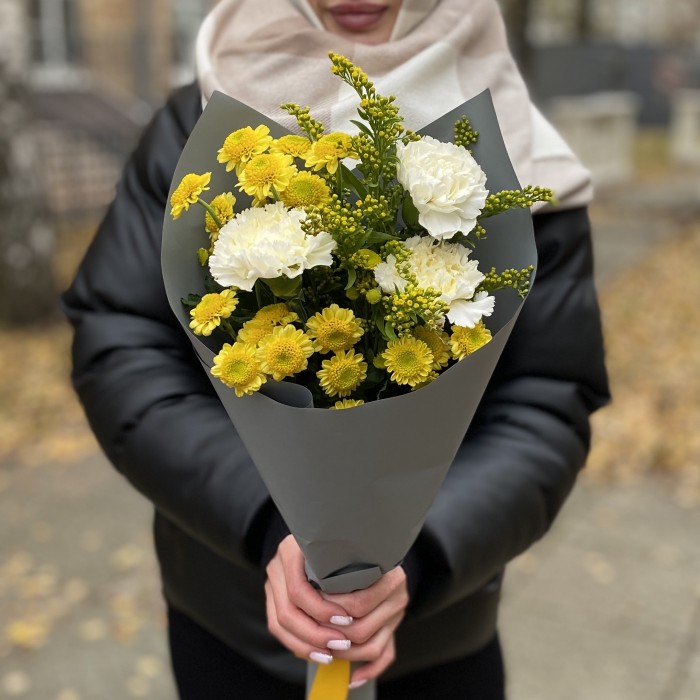 Букет из 3 белых гвоздик с хризантемами сантини