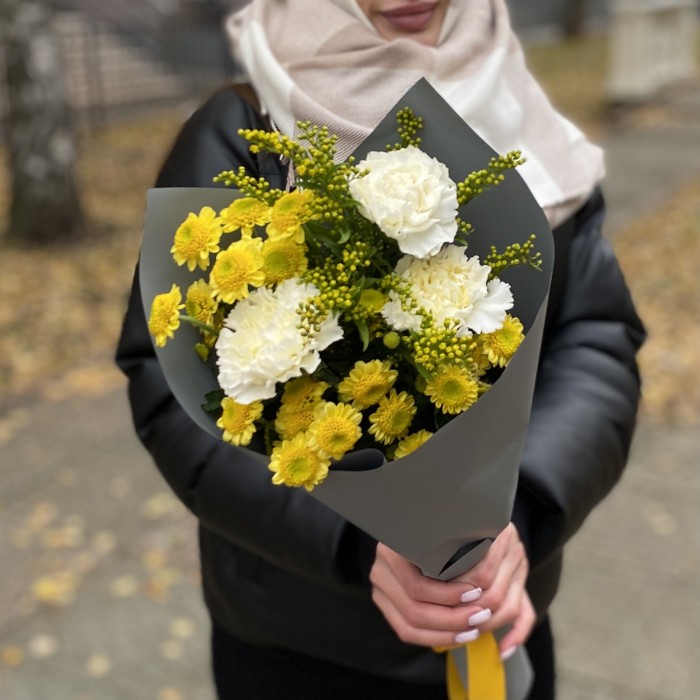 Букет из 3 белых гвоздик с хризантемами сантини