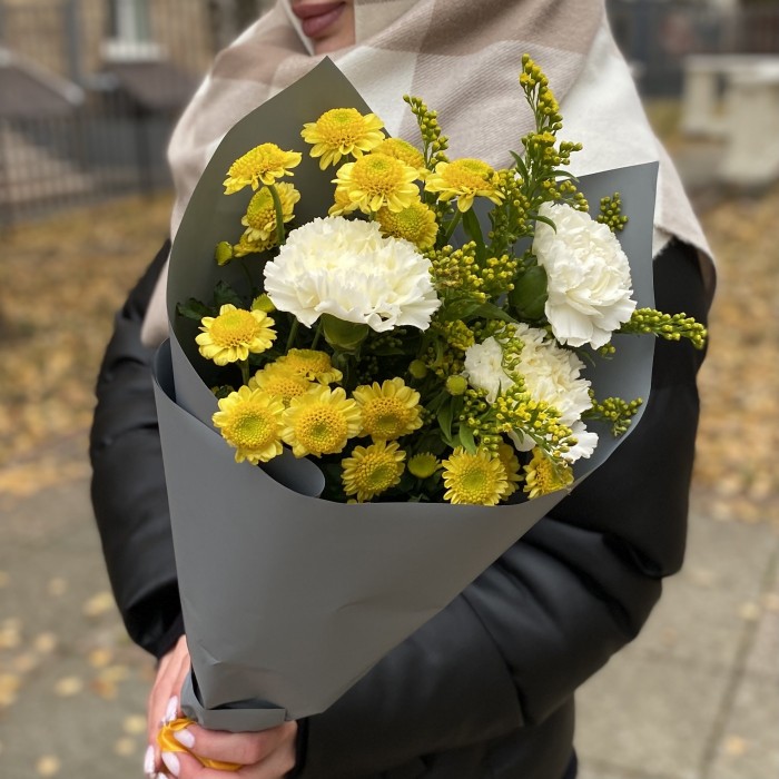 Букет из 3 белых гвоздик с хризантемами сантини