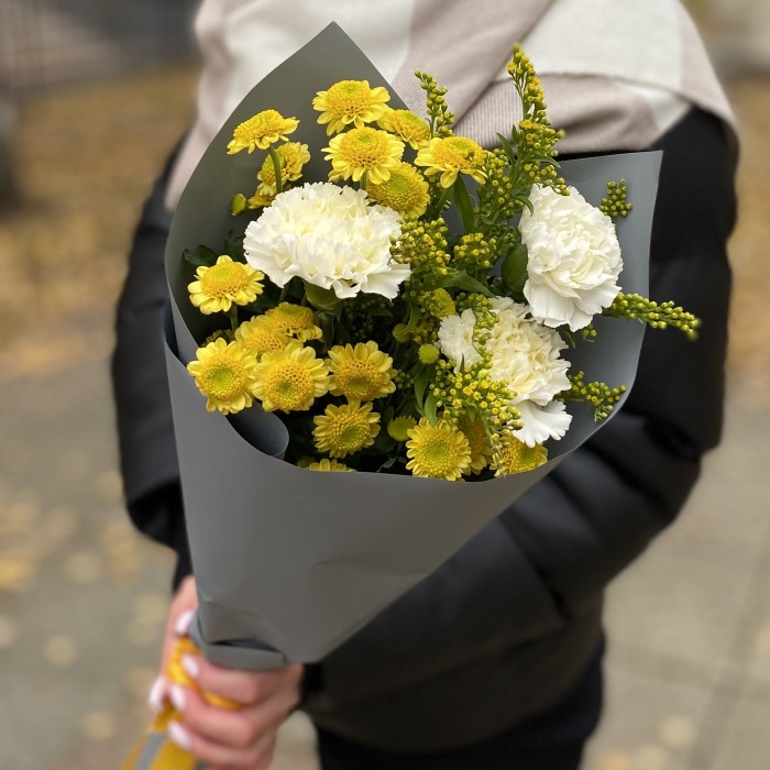 Букет из 3 белых гвоздик с хризантемами сантини