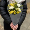 Букет из 3 белых гвоздик с хризантемами сантини