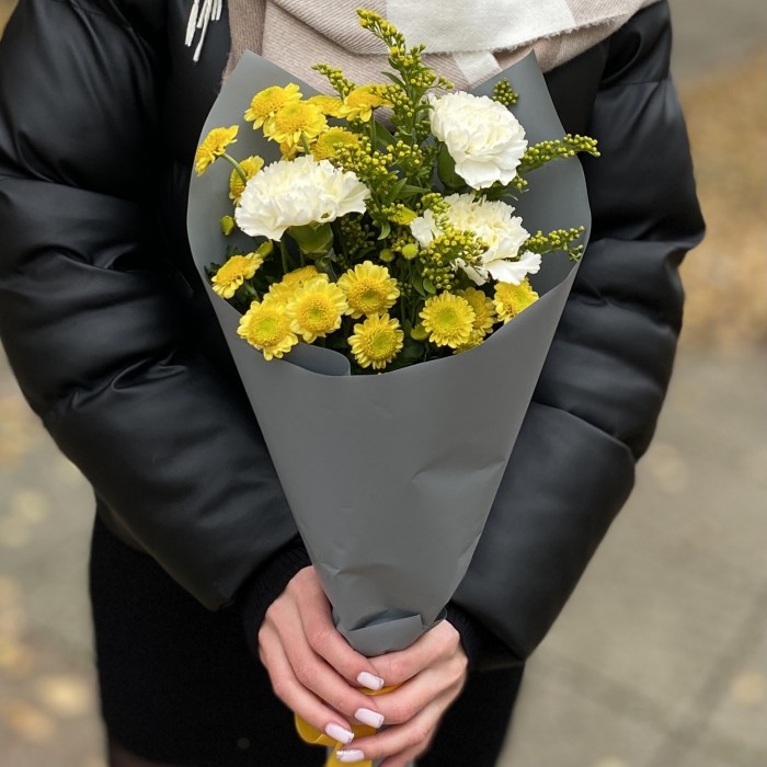 Букет из 3 белых гвоздик с хризантемами сантини