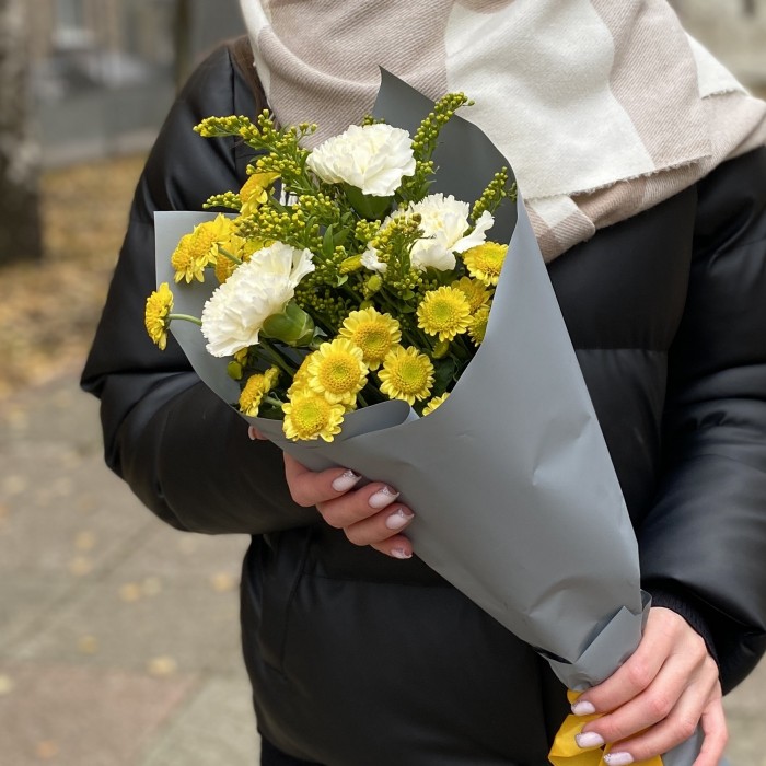 Букет из 3 белых гвоздик с хризантемами сантини