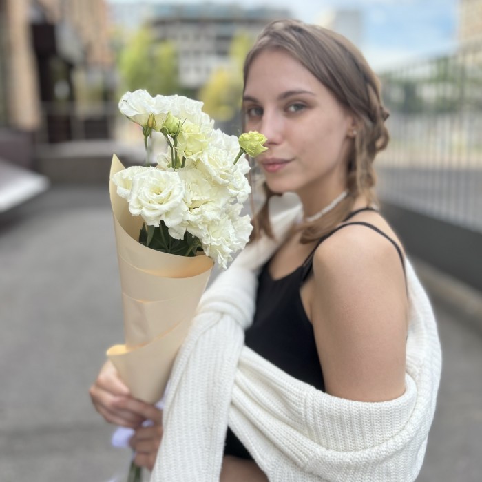 Букет из 3 белых махровых эустом