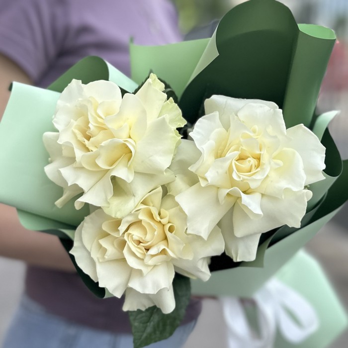Букет из 3 крупных белых роз