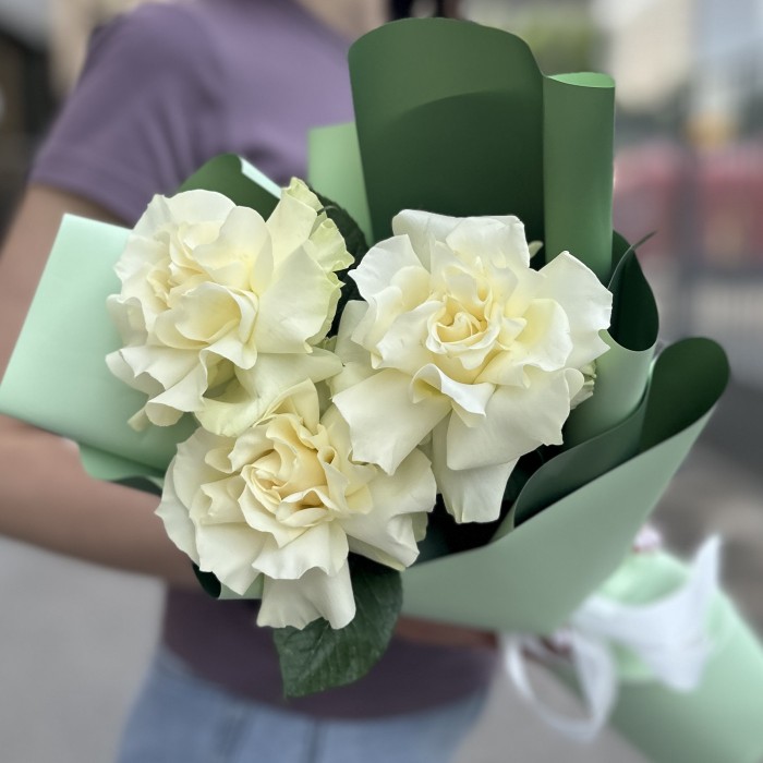 Букет из 3 крупных белых роз