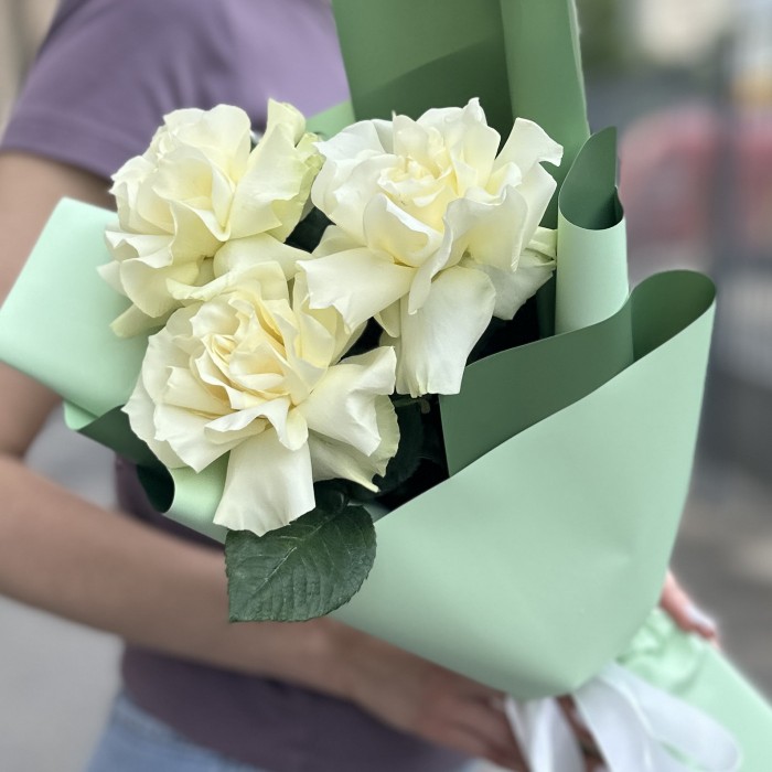 Букет из 3 крупных белых роз