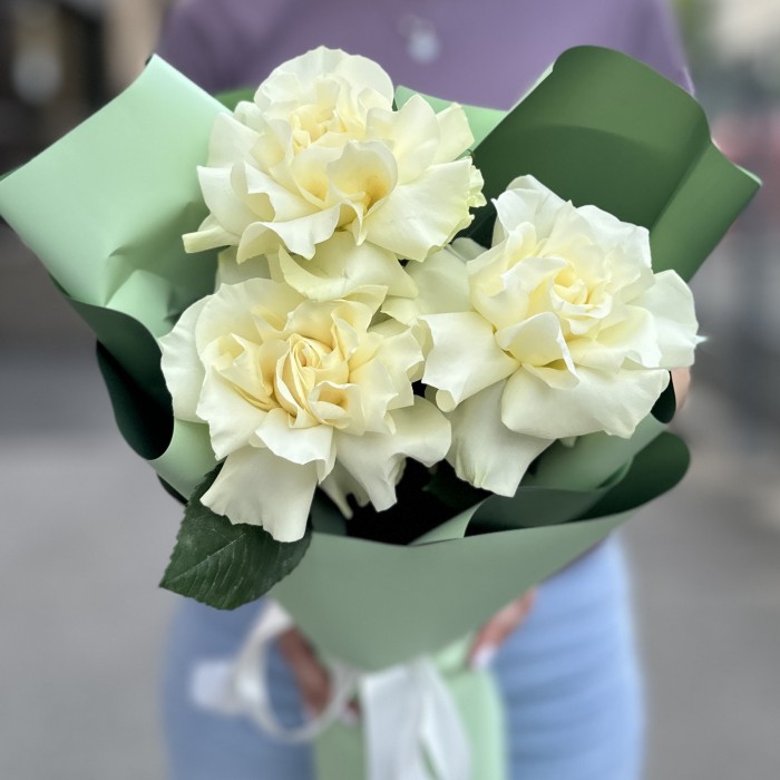 Букет из 3 крупных белых роз