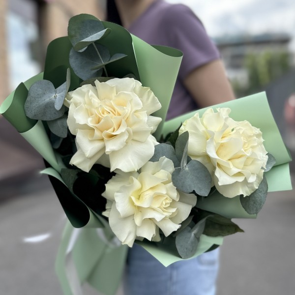 Букет из 3 крупных белых роз с эвкалиптом