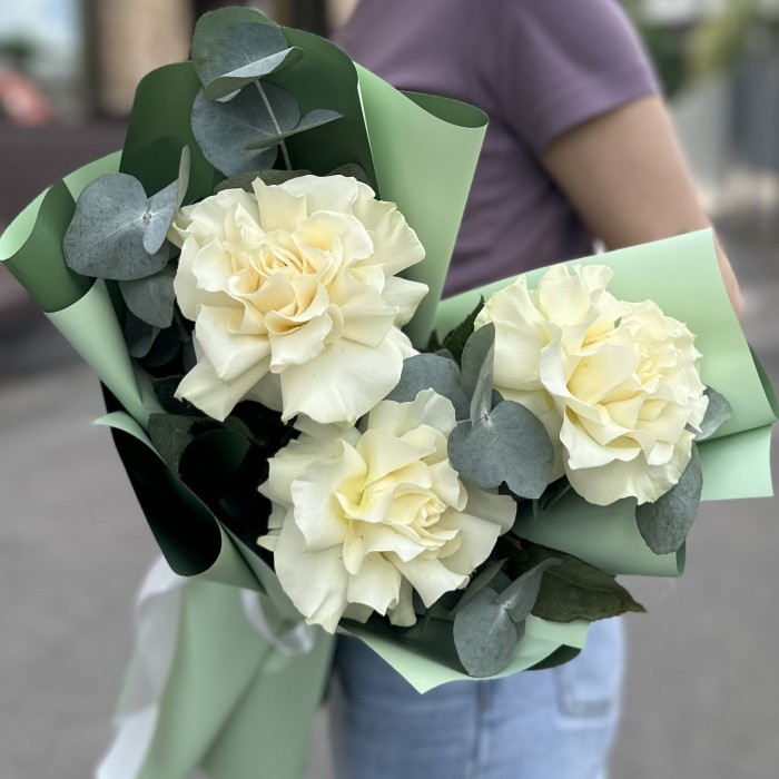 Букет из 3 крупных белых роз с эвкалиптом