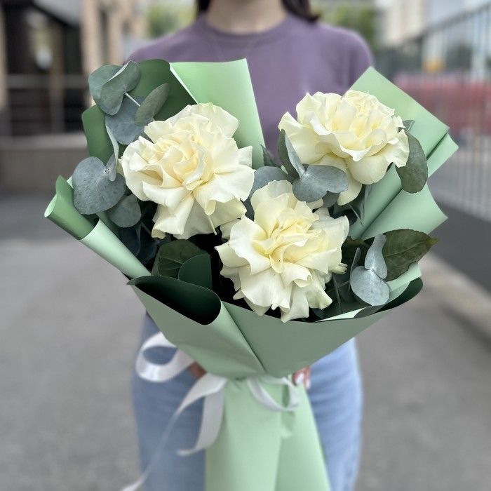 Букет из 3 крупных белых роз с эвкалиптом