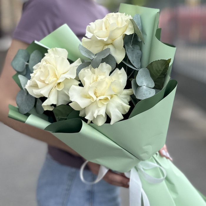 Букет из 3 крупных белых роз с эвкалиптом