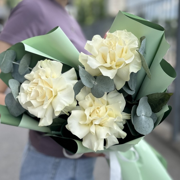 Букет из 3 крупных белых роз с эвкалиптом