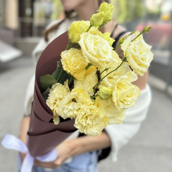 Букет из 3 махровых кремовых эустом