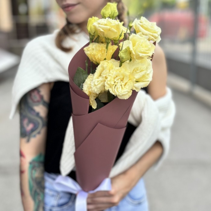 Букет из 3 махровых кремовых эустом