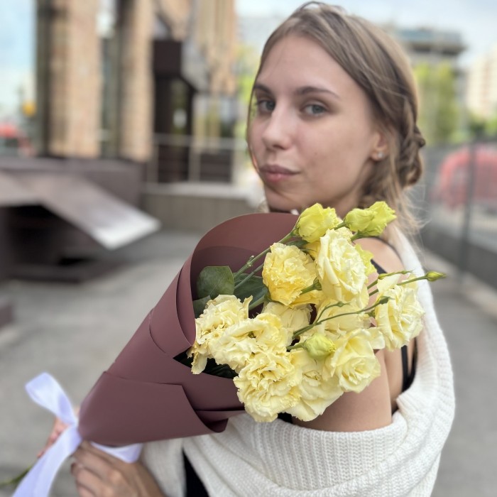 Букет из 3 махровых кремовых эустом