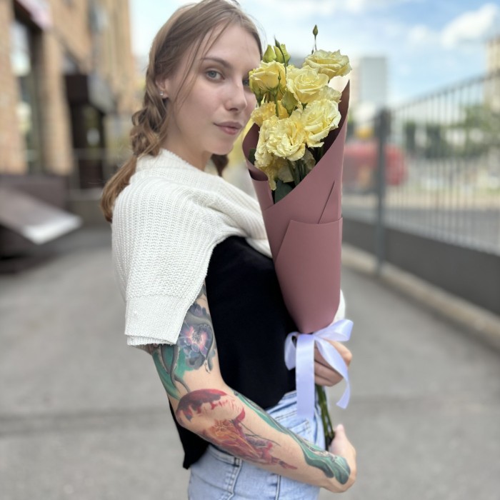 Букет из 3 махровых кремовых эустом