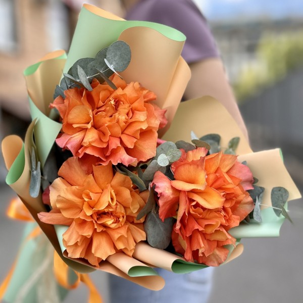 Букет из 3 пышных роз Фри Спирит с эвкалиптом