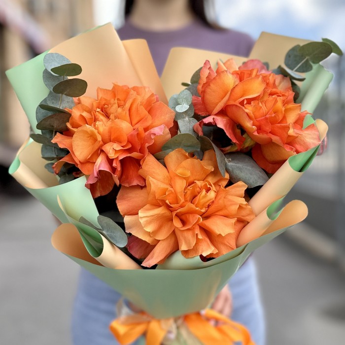 Букет из 3 пышных роз Фри Спирит с эвкалиптом