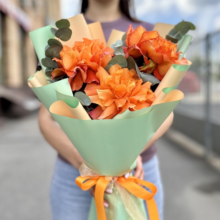 Букет из 3 пышных роз Фри Спирит с эвкалиптом