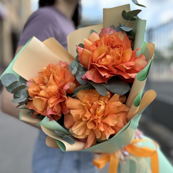 Букет из 3 пышных роз Фри Спирит с эвкалиптом