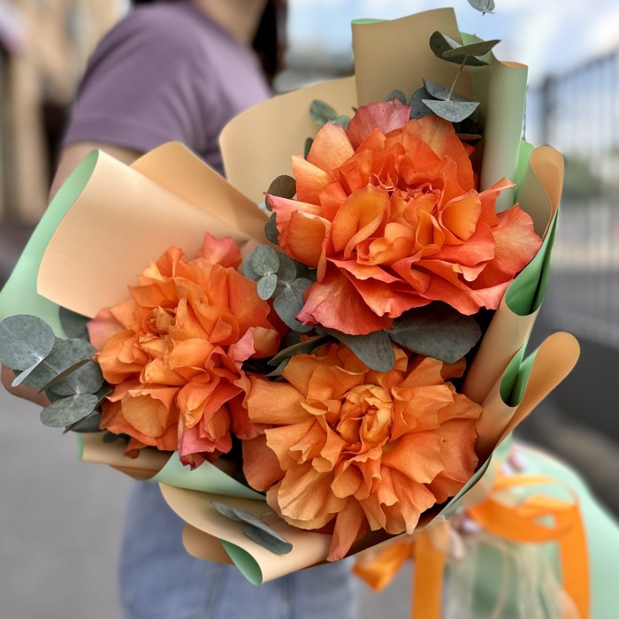 Букет из 3 пышных роз Фри Спирит с эвкалиптом