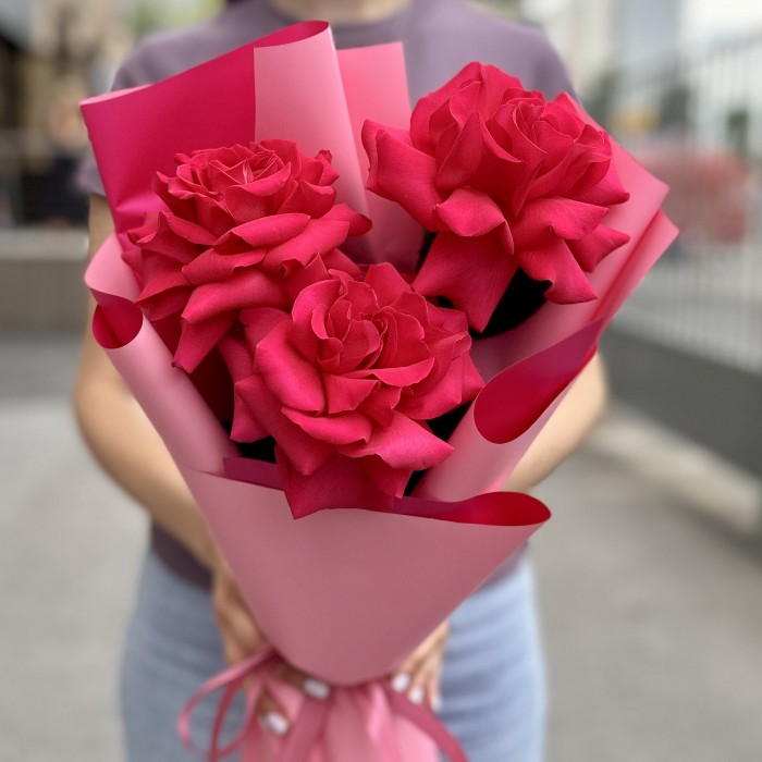 Букет из 3 пышных роз Пинк Флойд